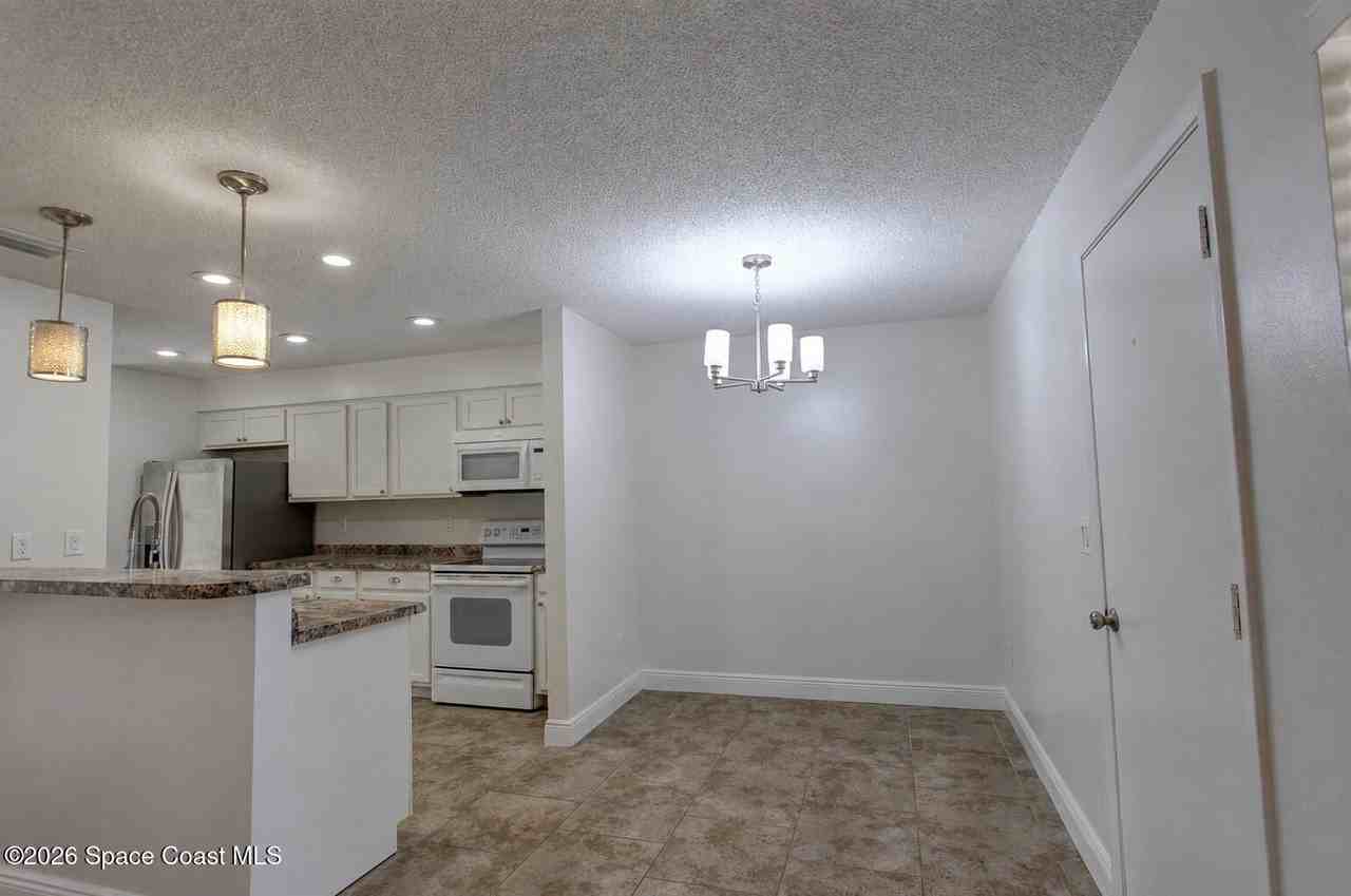 283 E Towne Pl - Photo 5 of 27