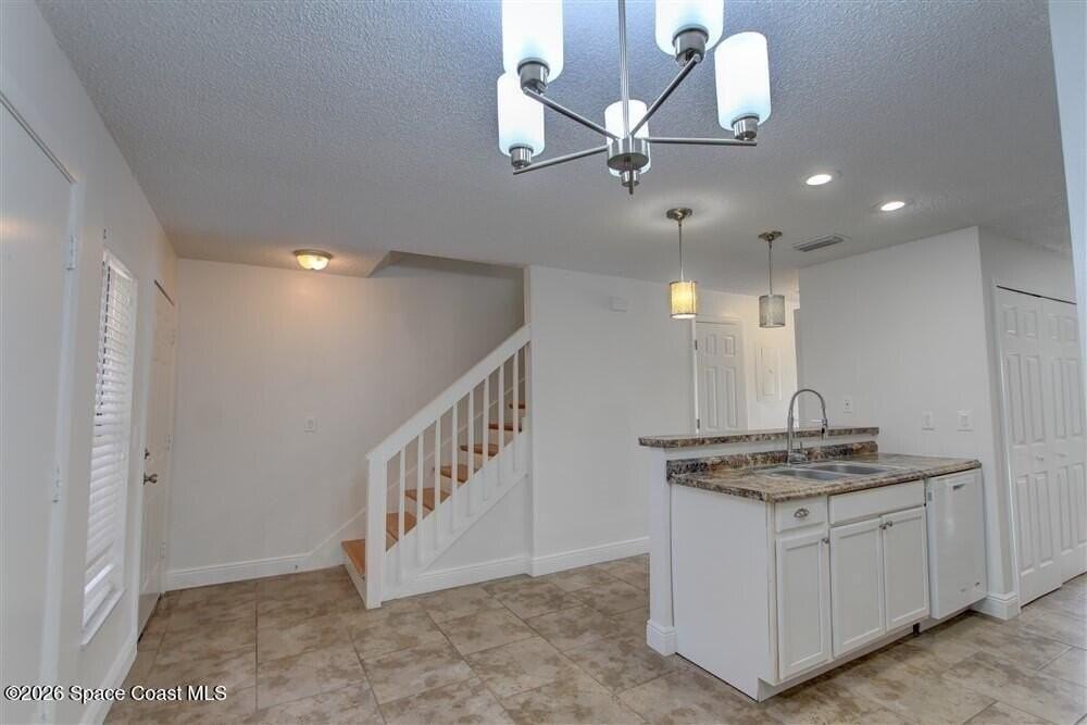 283 E Towne Pl - Photo 6 of 27