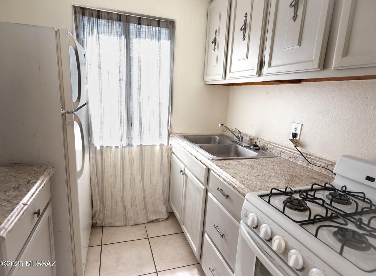 2506 E Seneca St - Photo 5 of 17