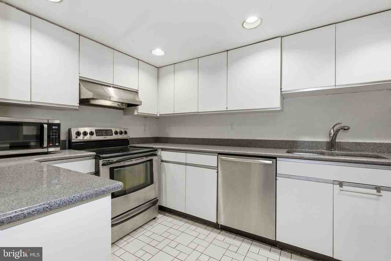 308 E Capitol St Ne #11 - Photo 3 of 34