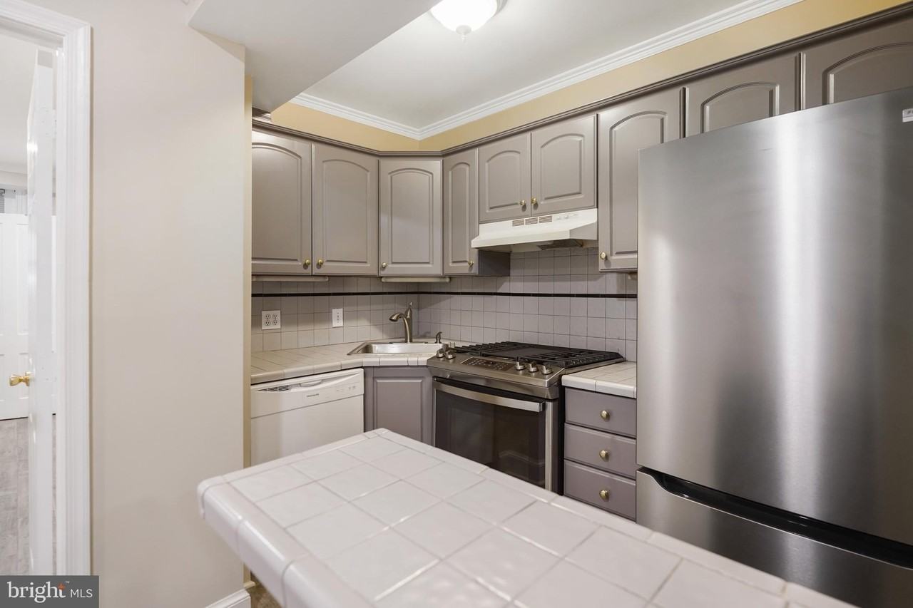 405 Constitution Ave Ne #B - Photo 6 of 11