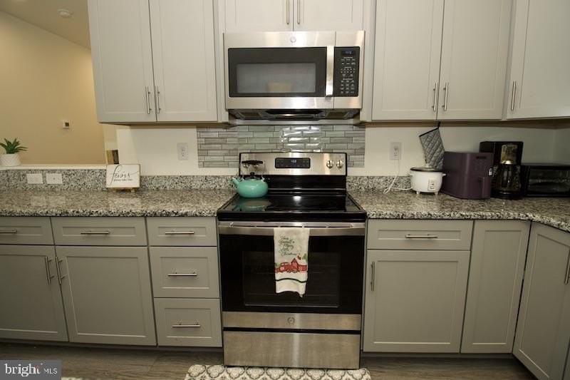 305 Stripes Ct - Photo 4 of 24
