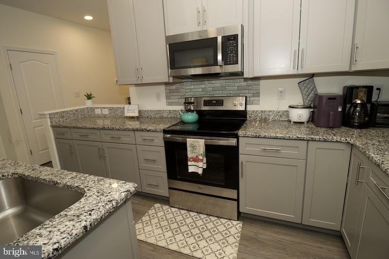 305 Stripes Ct - Photo 5 of 24