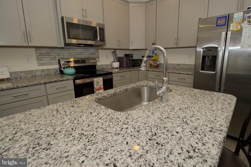 305 Stripes Ct - Photo 7 of 24