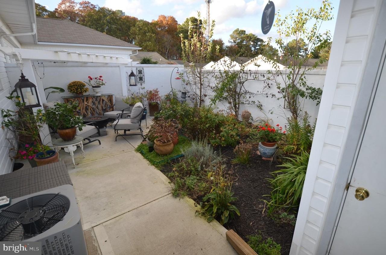 903 Houston Dr #903 - Photo 3 of 18