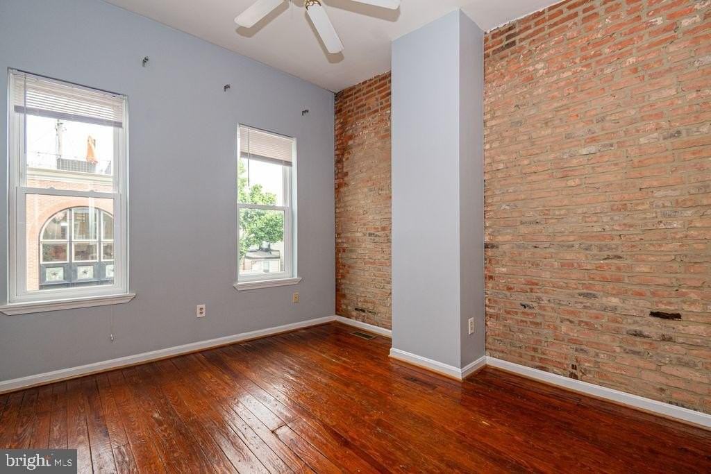 601 Harvey St - Photo 4 of 20