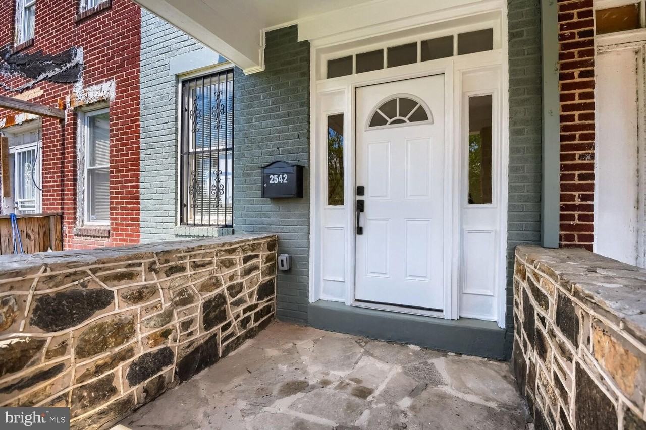 2542 Oswego Ave - Photo 3 of 26