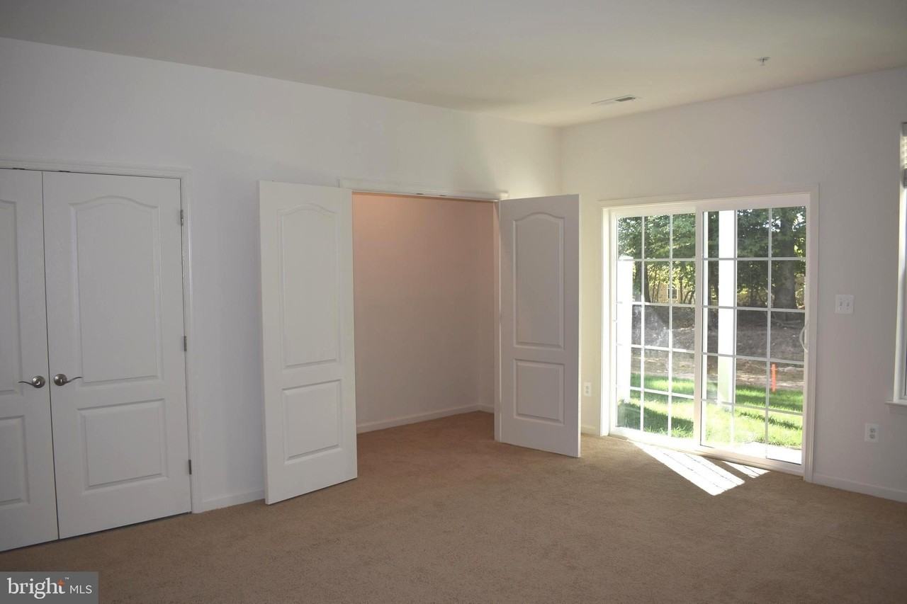 9421 Adelaide Ln - Photo 4 of 29