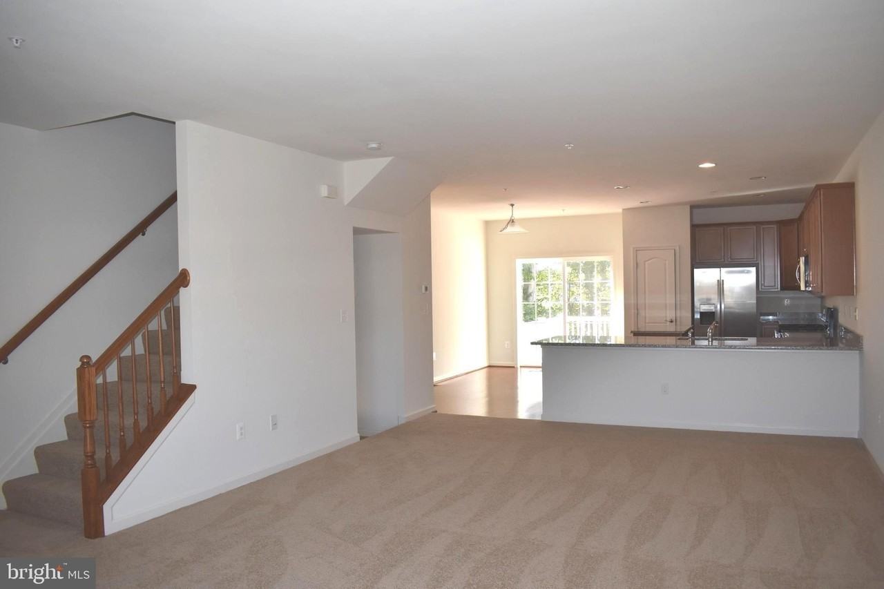 9421 Adelaide Ln - Photo 5 of 29