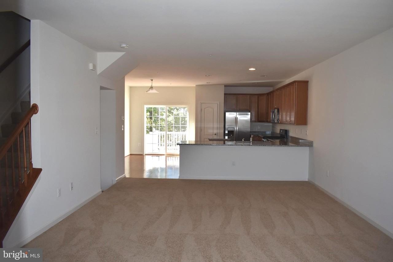 9421 Adelaide Ln - Photo 6 of 29