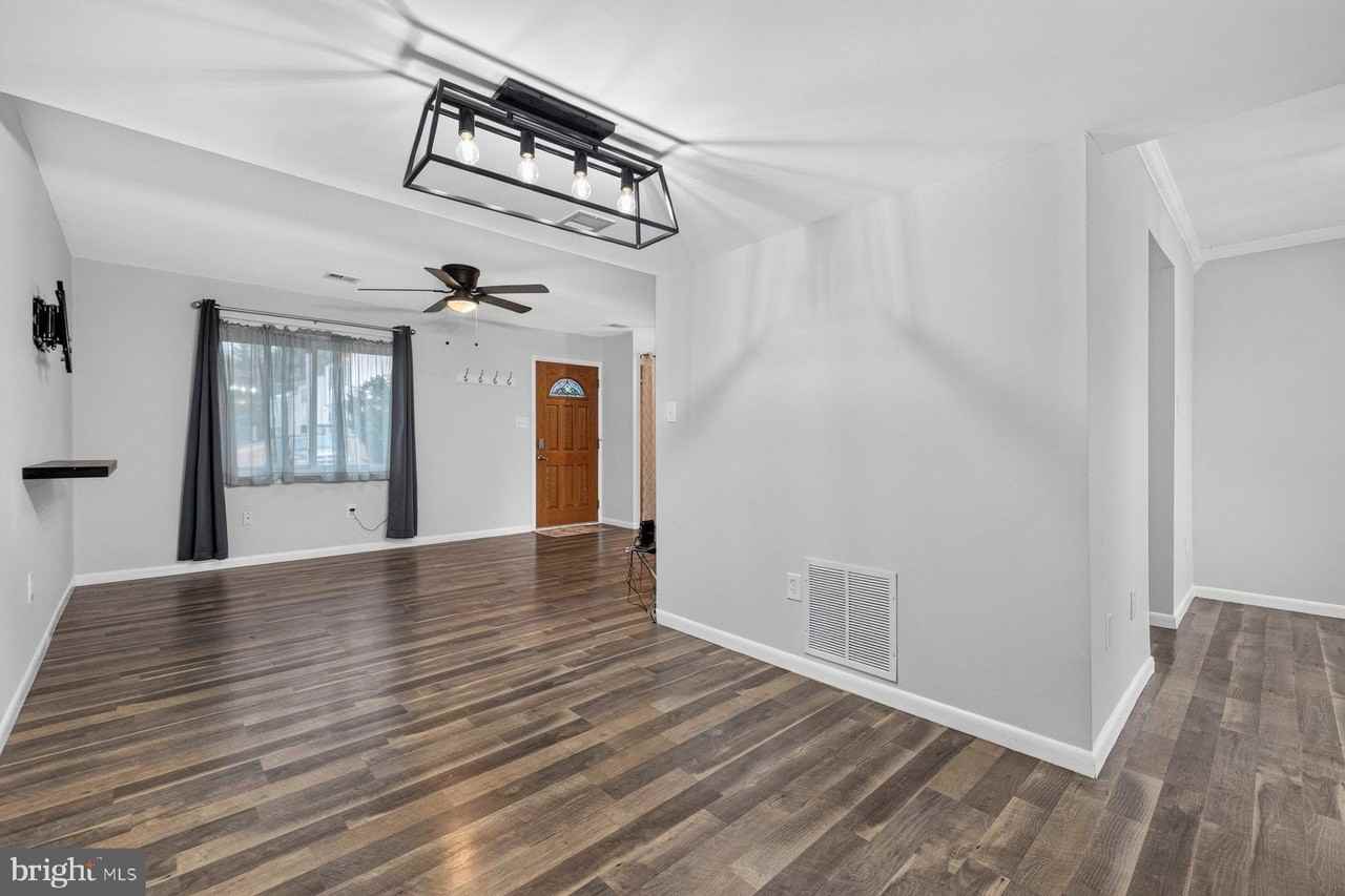 8808 Eureka Ln - Photo 4 of 27
