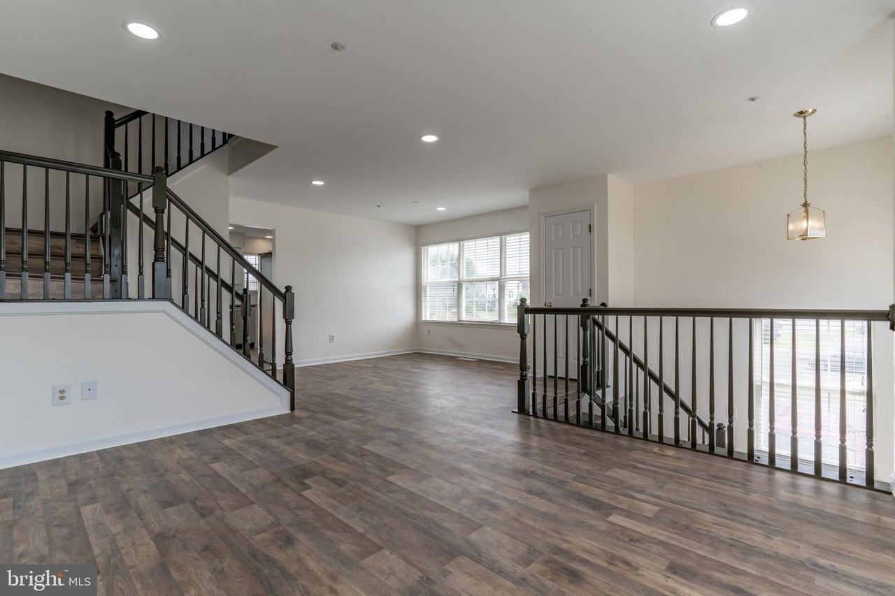 5601 Ashburn Ter - Photo 4 of 24