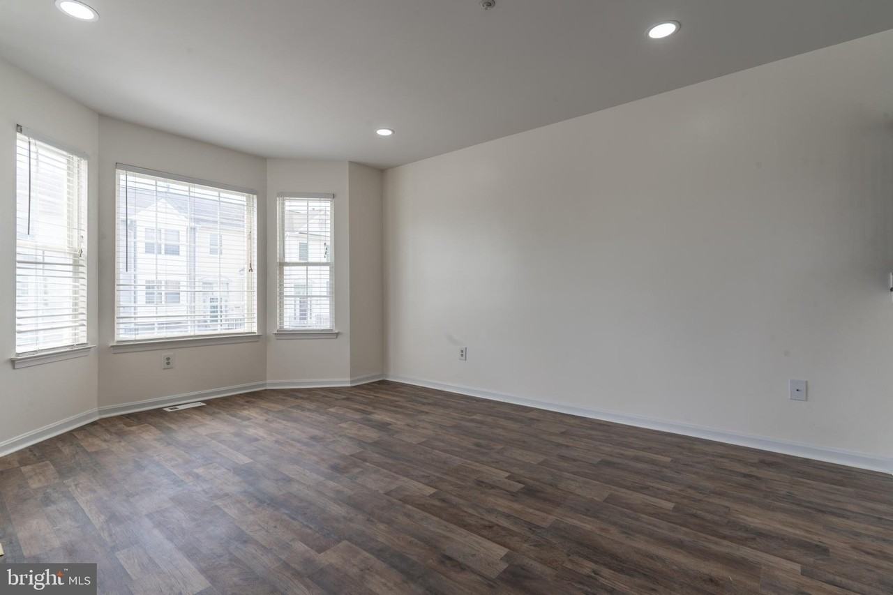 5601 Ashburn Ter - Photo 5 of 24