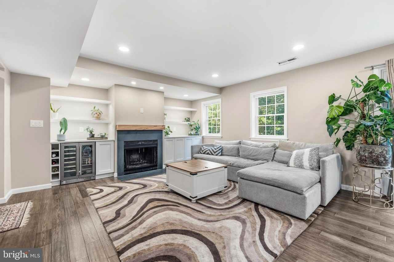 4880 Chevy Chase Dr #133 - Photo 4 of 43