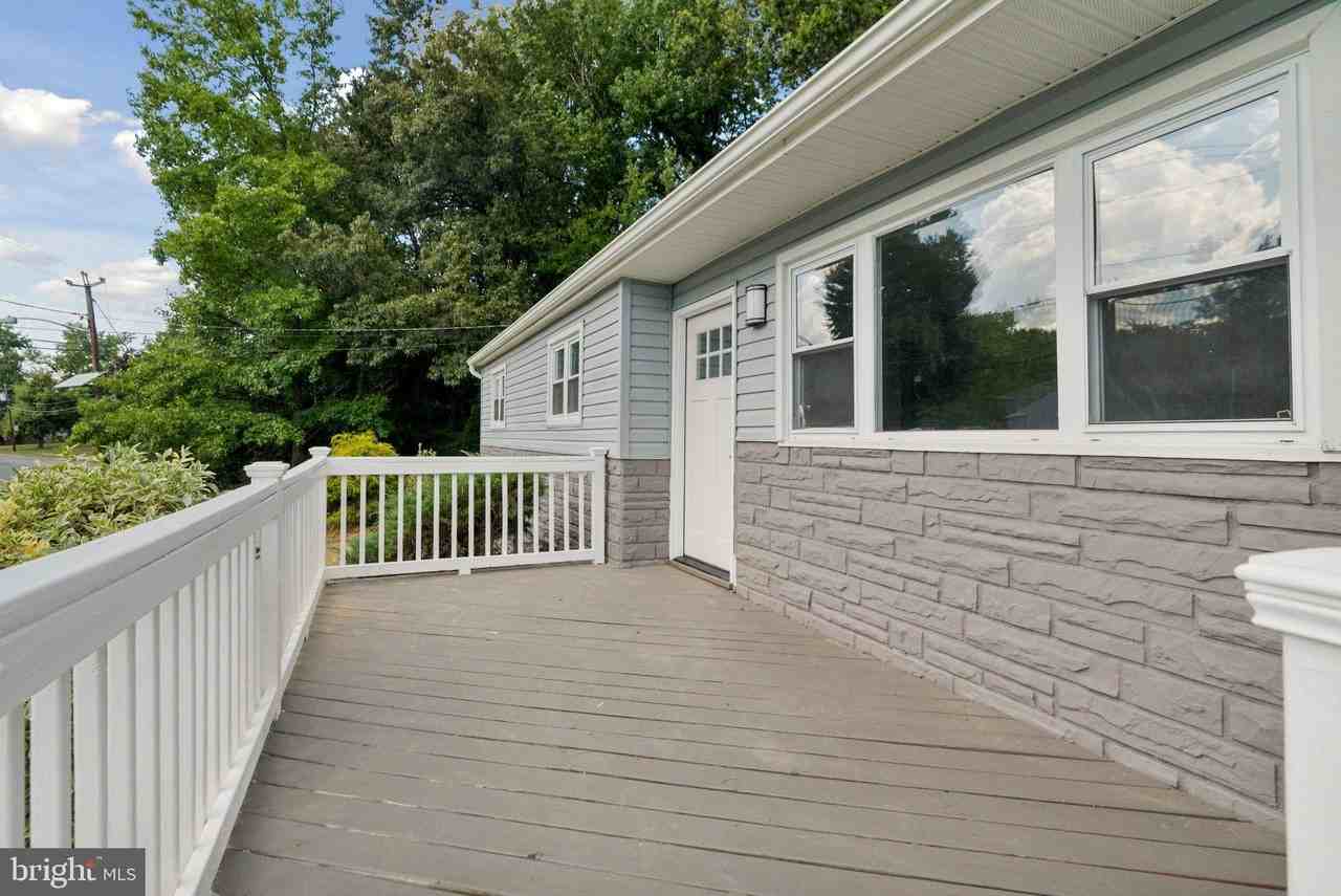 501 Bloomfield Dr - Photo 4 of 32