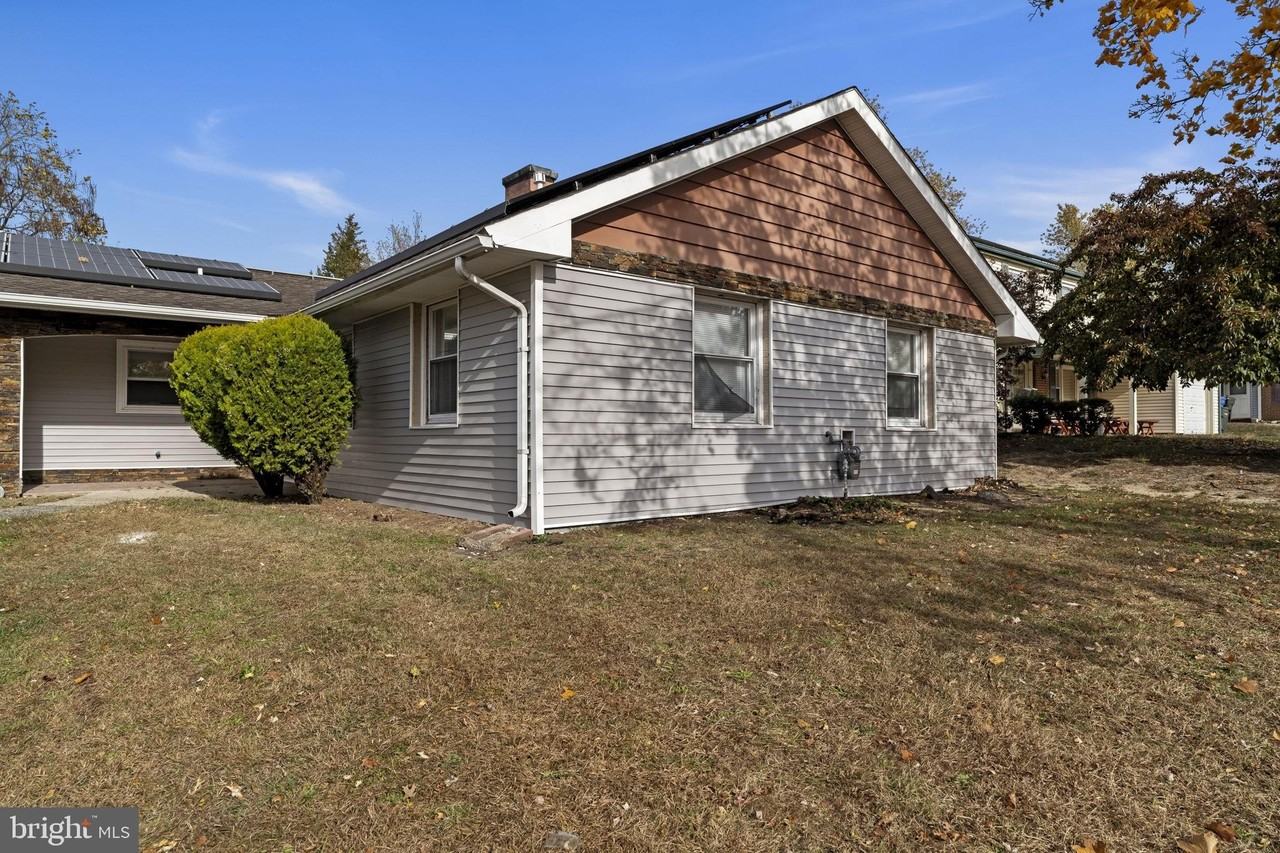 5 Burgess Ln - Photo 2 of 30