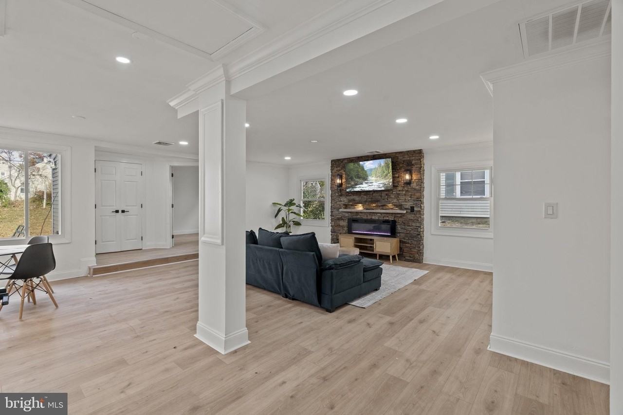 5 Burgess Ln - Photo 4 of 30