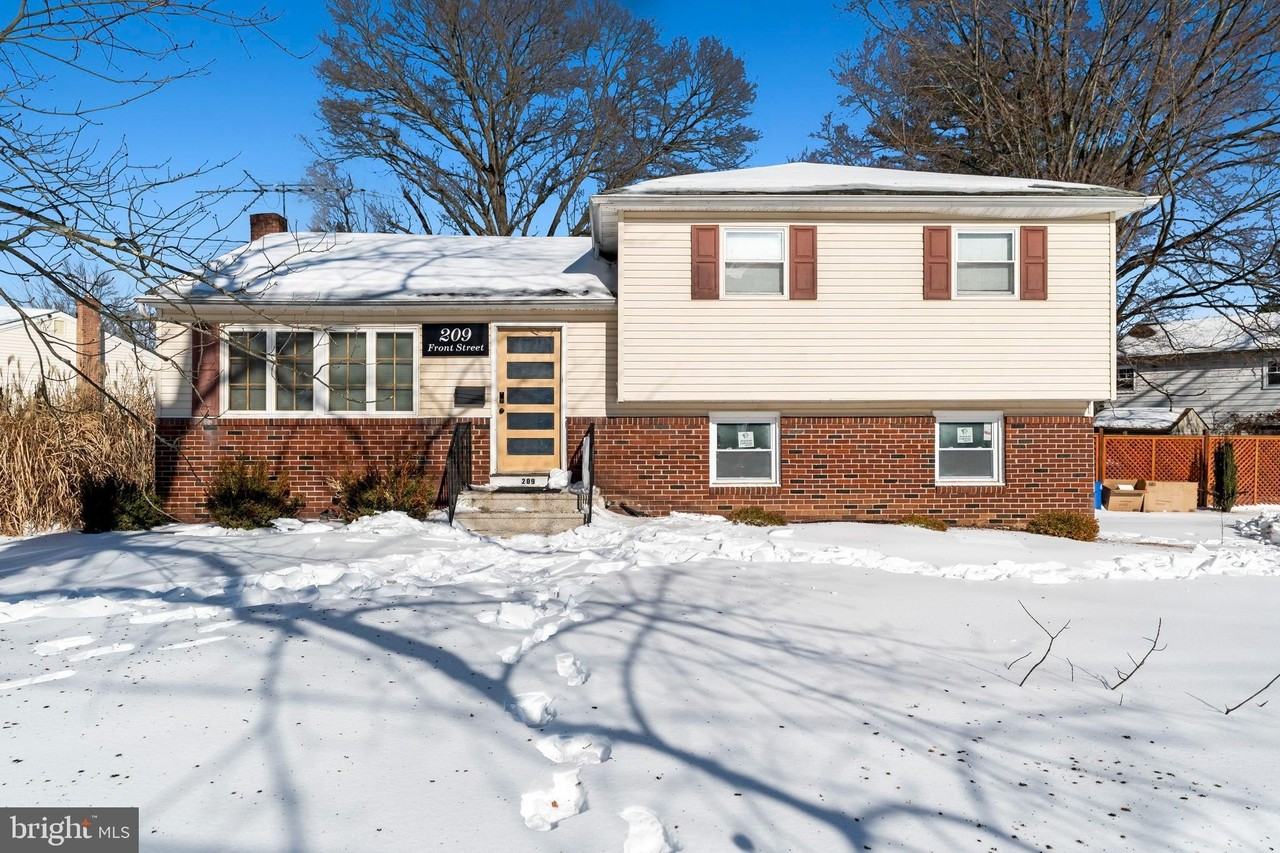 209 Front St - Photo 2 of 35