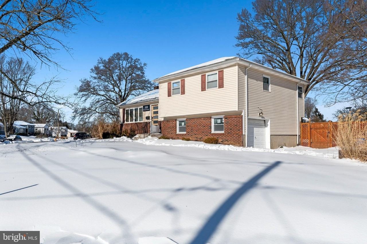209 Front St - Photo 4 of 35