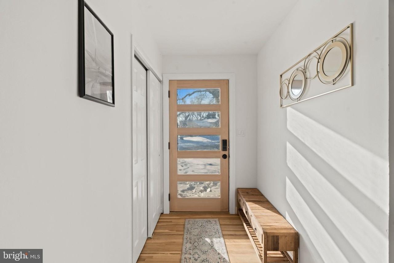 209 Front St - Photo 5 of 35