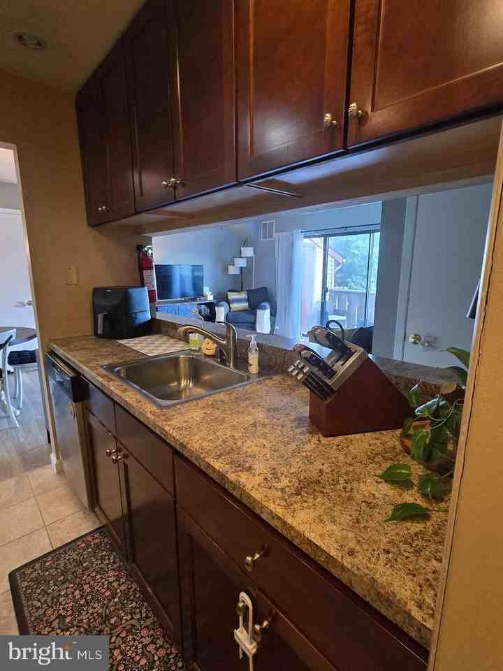 404 Lindsey Ct - Photo 5 of 12