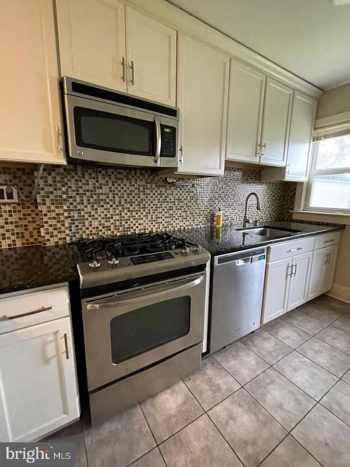 721 Mayflower Ave - Photo 7 of 27