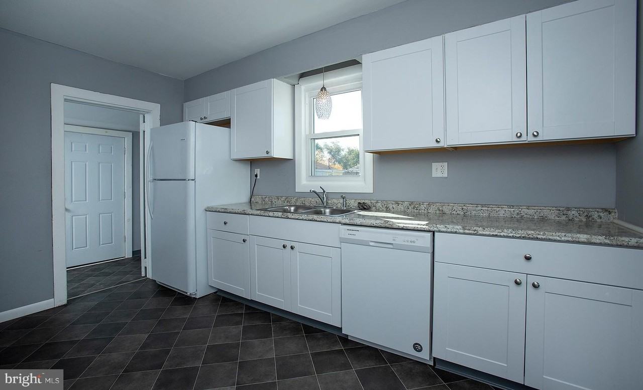 340 S Wood St - Photo 6 of 34