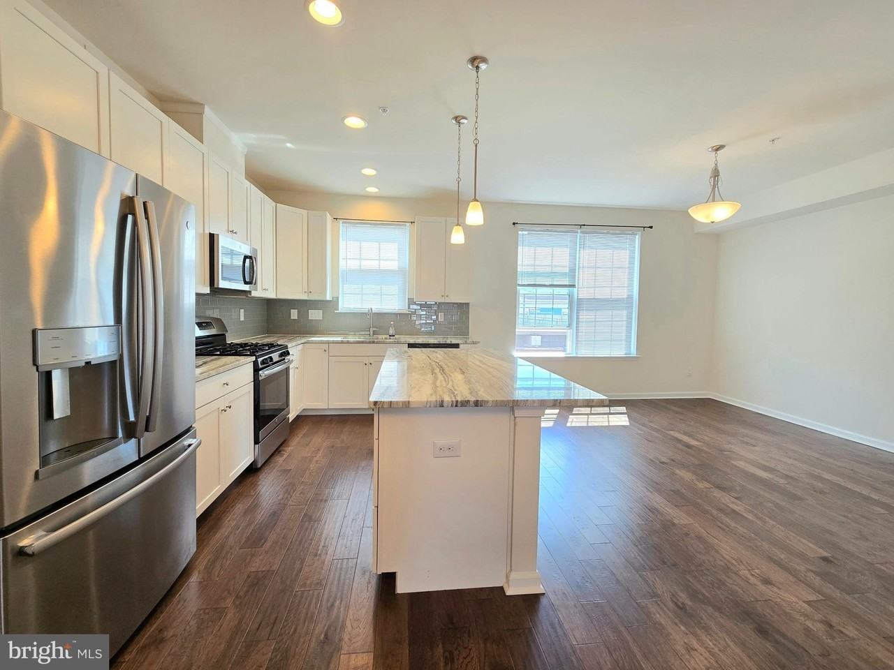 1045 Chapman Cir - Photo 3 of 13