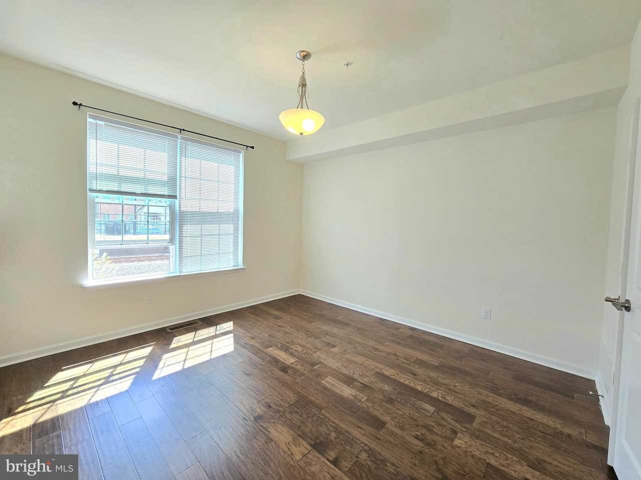 1045 Chapman Cir - Photo 4 of 13