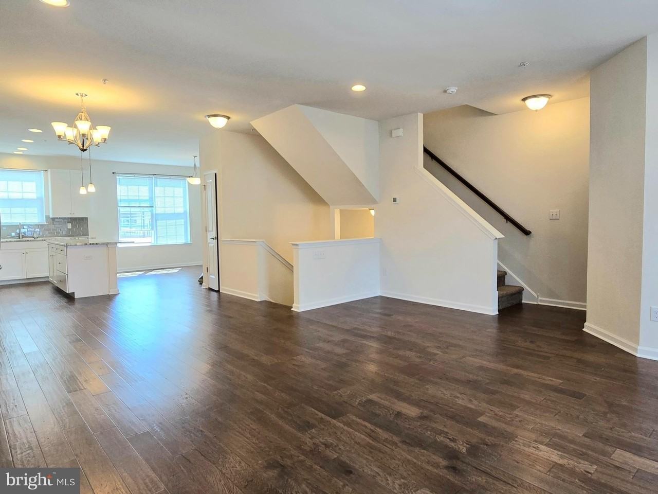 1045 Chapman Cir - Photo 5 of 13
