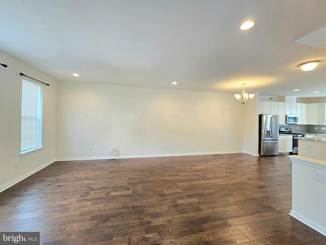 1045 Chapman Cir - Photo 6 of 13