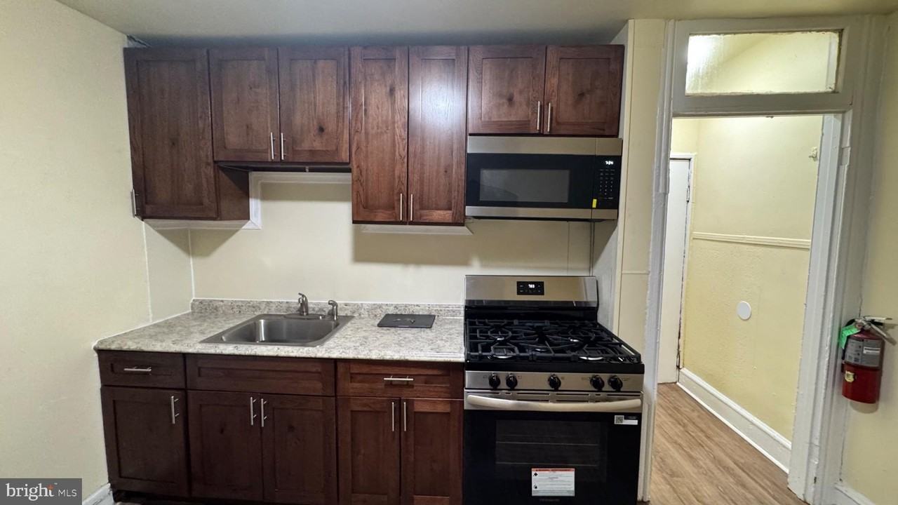 1121 N 41st St #3rdFL3 - Photo 7 of 20