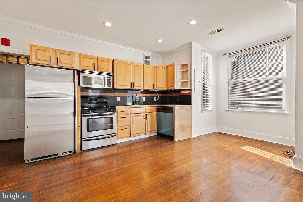 2738 Poplar St #2F - Photo 2 of 9
