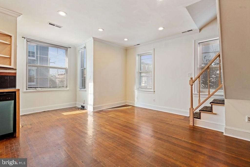 2738 Poplar St #2F - Photo 3 of 9
