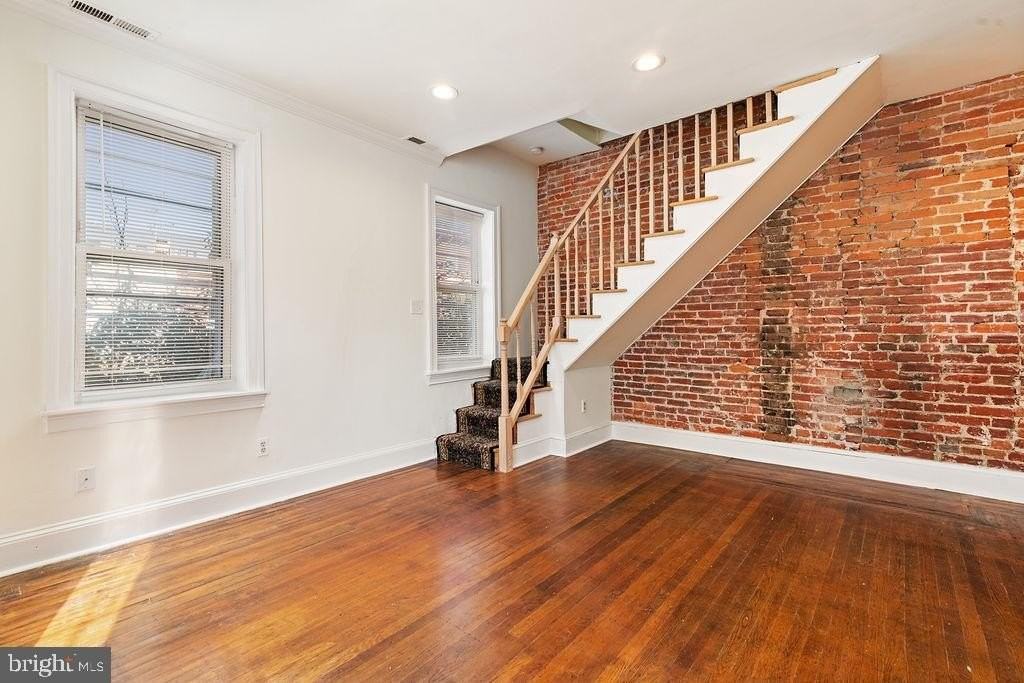 2738 Poplar St #2F - Photo 4 of 9