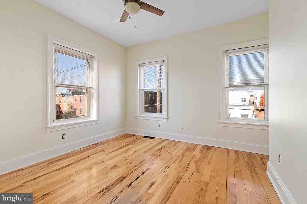 2738 Poplar St #2F - Photo 5 of 9