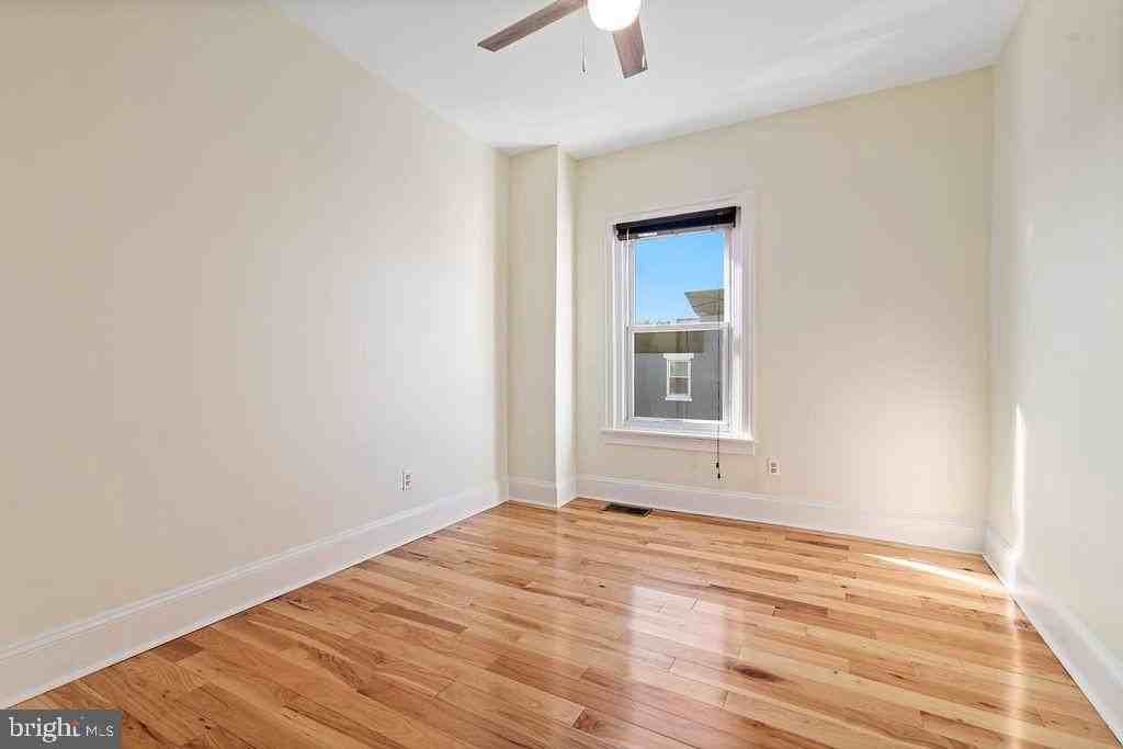 2738 Poplar St #2F - Photo 7 of 9