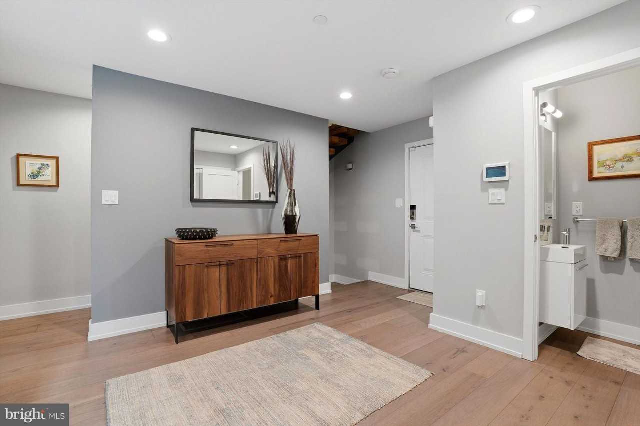 611 N Galloway St - Photo 3 of 34