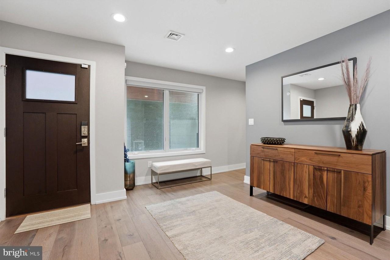 611 N Galloway St - Photo 4 of 34