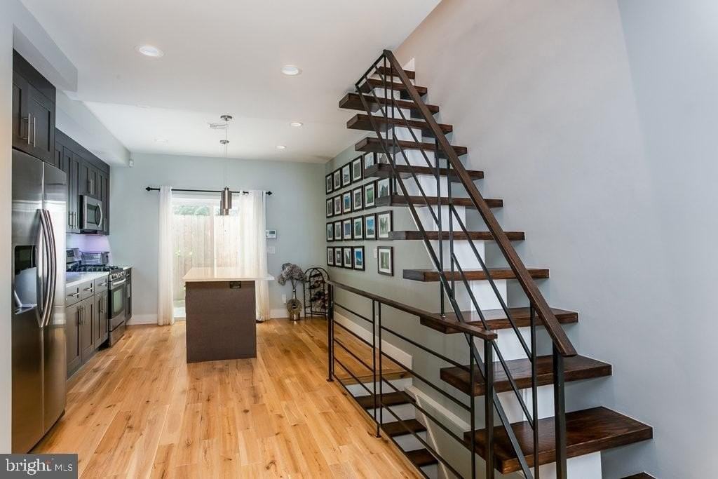 2233 Latona St - Photo 2 of 15