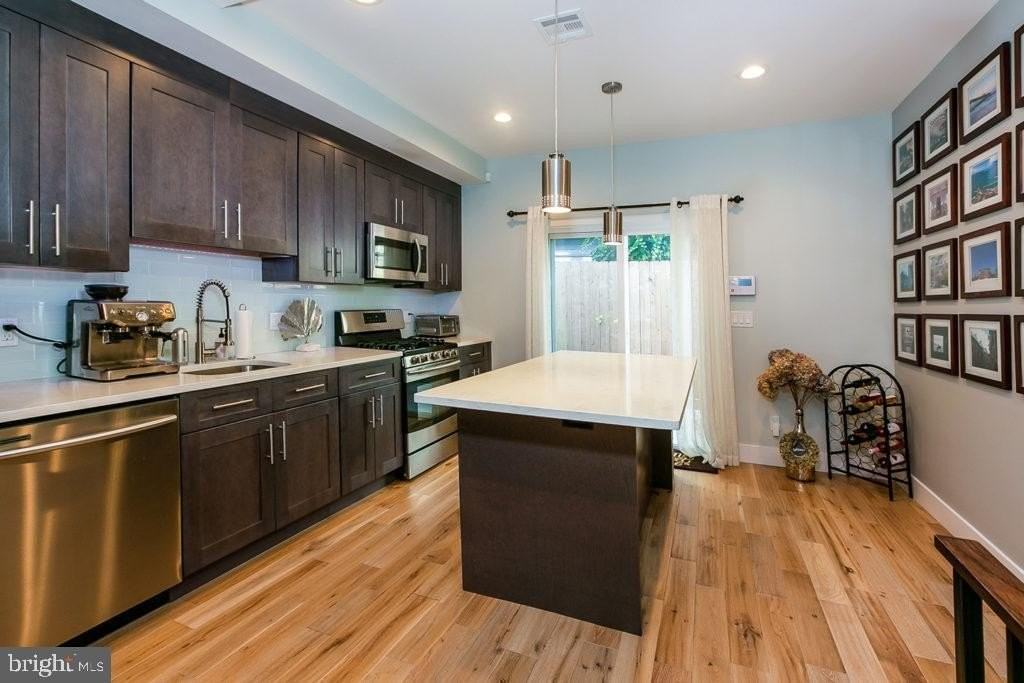2233 Latona St - Photo 3 of 15