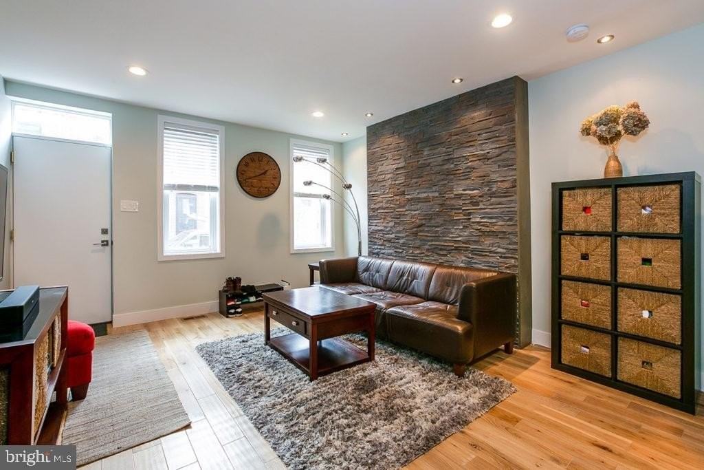 2233 Latona St - Photo 4 of 15