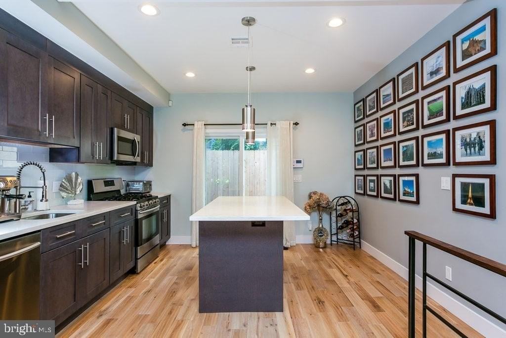 2233 Latona St - Photo 6 of 15