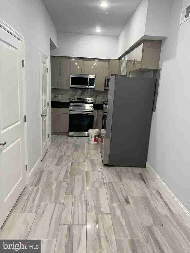 630 N 13th St #1 - Photo 3 of 20