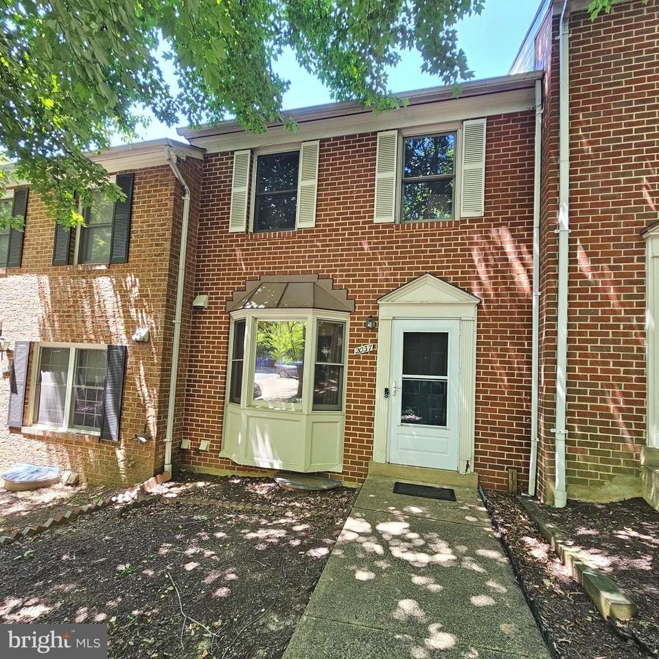 2037 S Glebe Rd - Photo 2 of 30