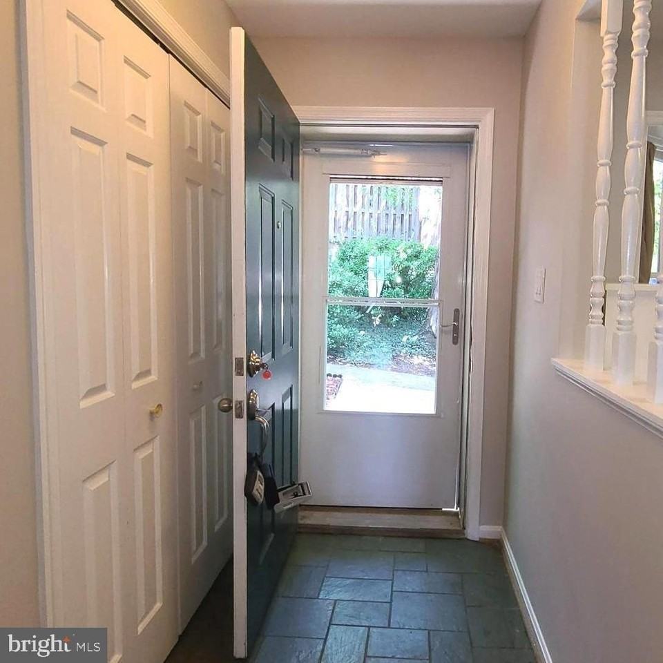 2037 S Glebe Rd - Photo 3 of 30