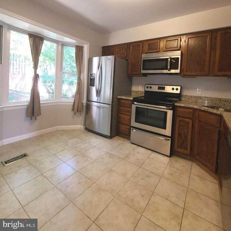 2037 S Glebe Rd - Photo 4 of 30