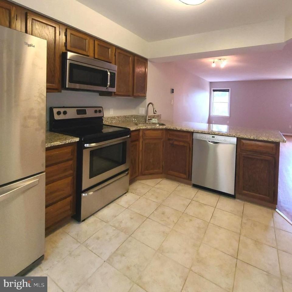 2037 S Glebe Rd - Photo 5 of 30