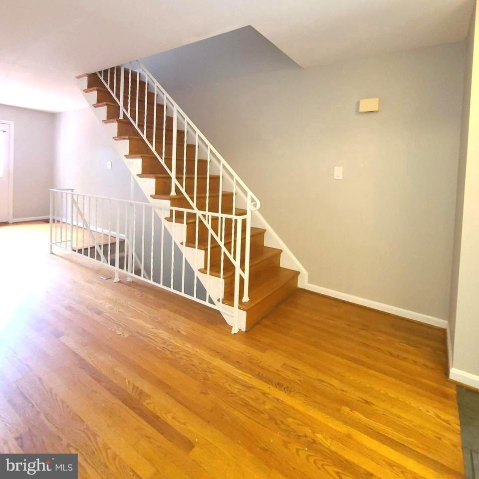 2037 S Glebe Rd - Photo 7 of 30