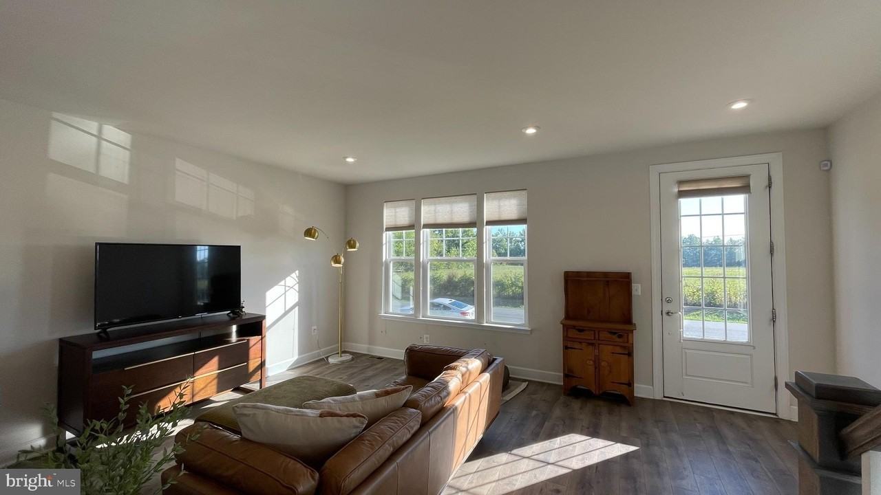 1812 Briscoe Ln - Photo 2 of 24